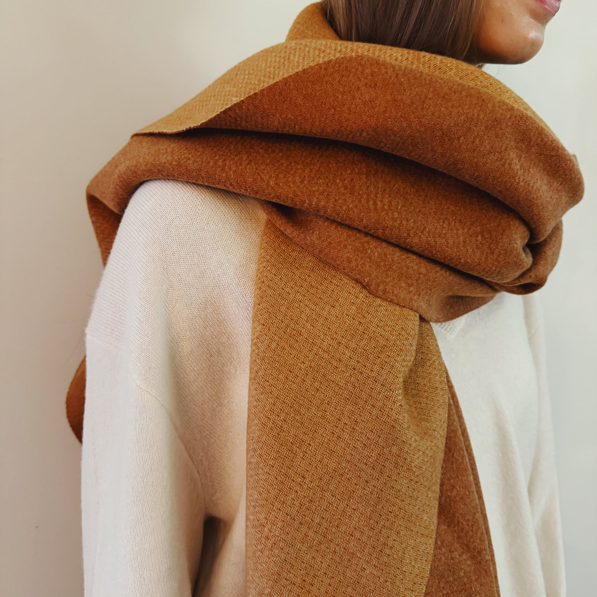 Transform Your Look with the Luxurious Reversible Double-Sided Scarf
