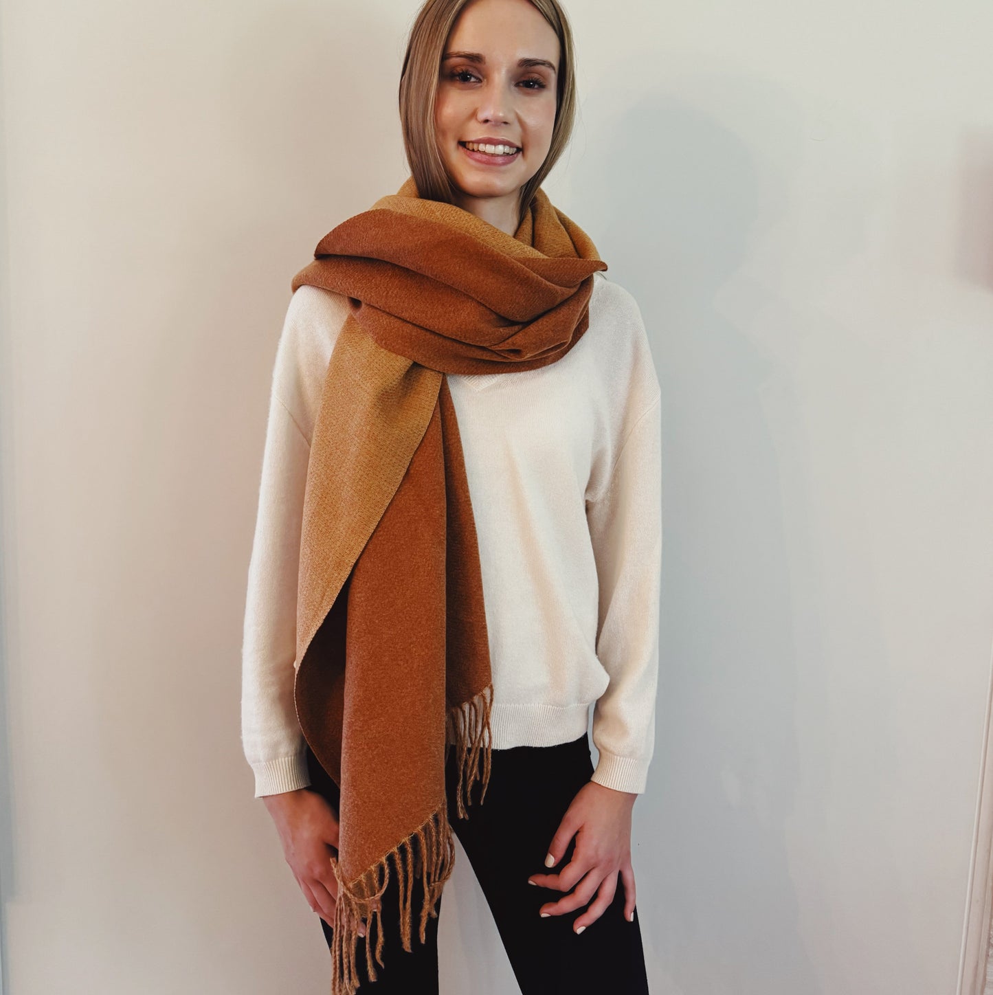 Transform Your Look with the Luxurious Reversible Double-Sided Scarf
