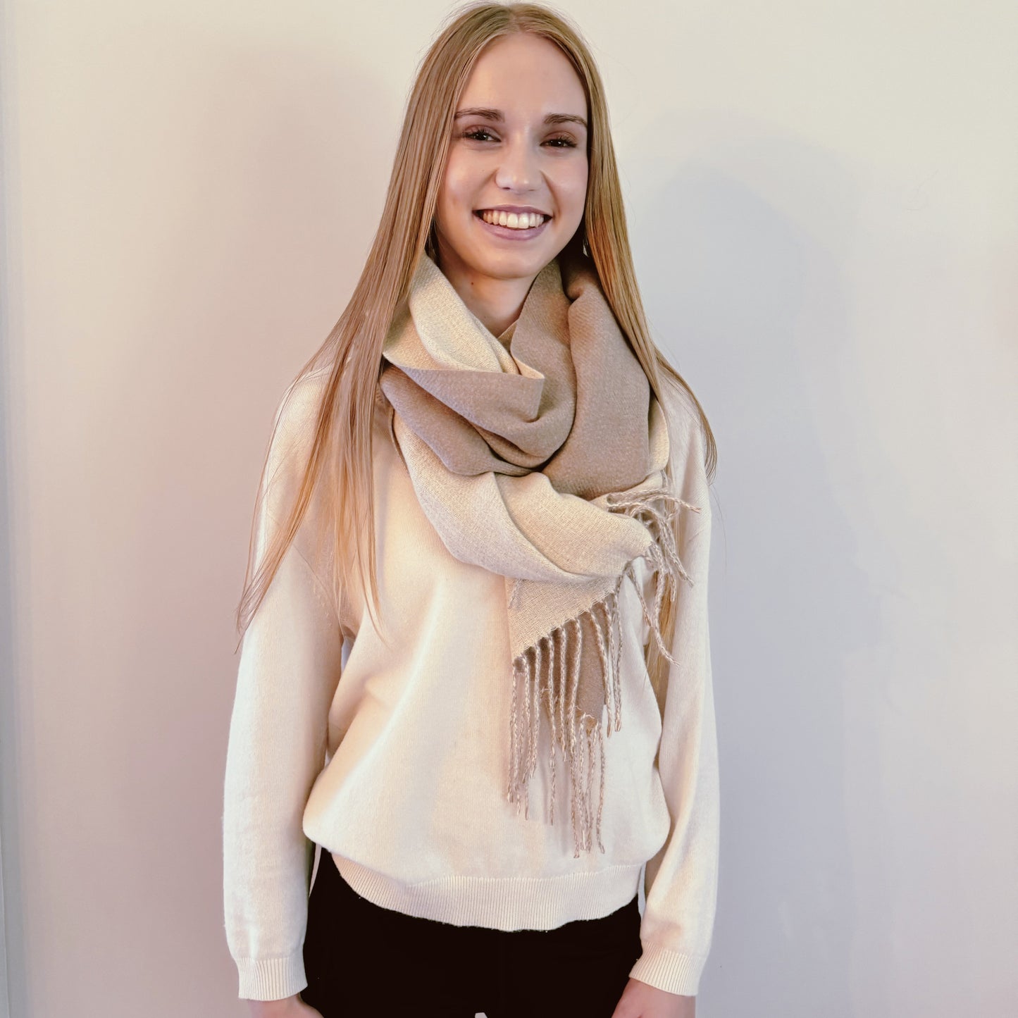Transform Your Look with the Luxurious Reversible Double-Sided Scarf
